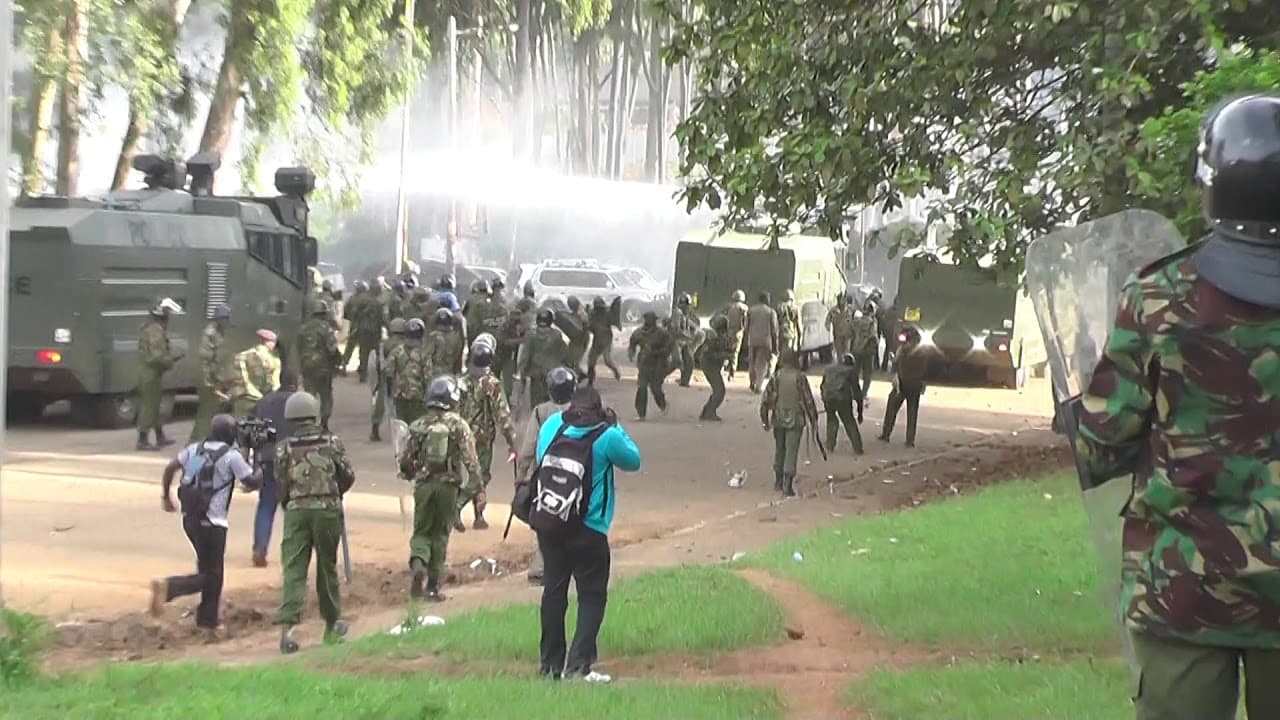 THAT MOMENT KENYAN POLICE THROWS STONES AT WANANCHI YOU ASK YOURSELF,  THE ROLE OF THE POLICE?
