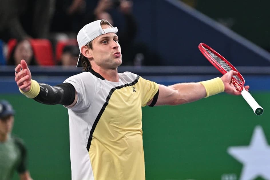Bergs ousts Alcaraz in Shanghai Masters third round