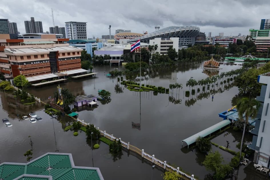 Bangkok floods send thousands into shelters after days of rain