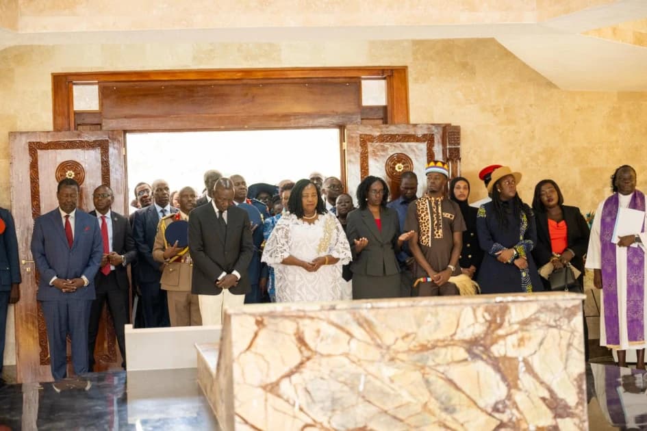Ruto unveils Raila Odinga mausoleum at Kang’o Ka Jaramogi