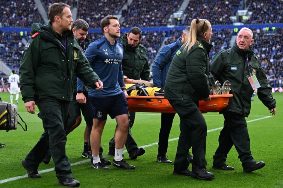 Chelsea keeper Martinez 'back in a few weeks' after jaw fracture