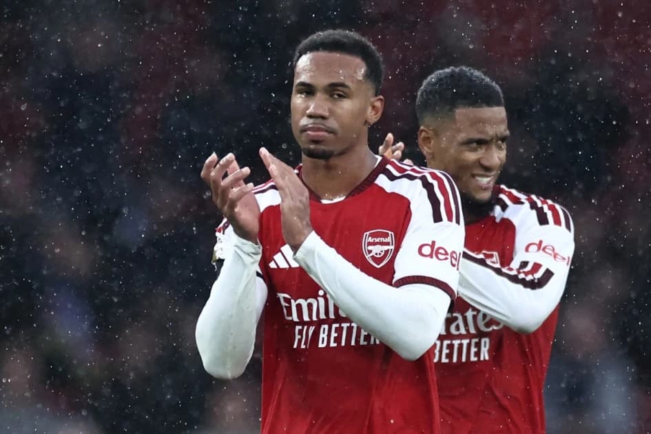 Arsenal sink Everton to join Man City at Premier League summit