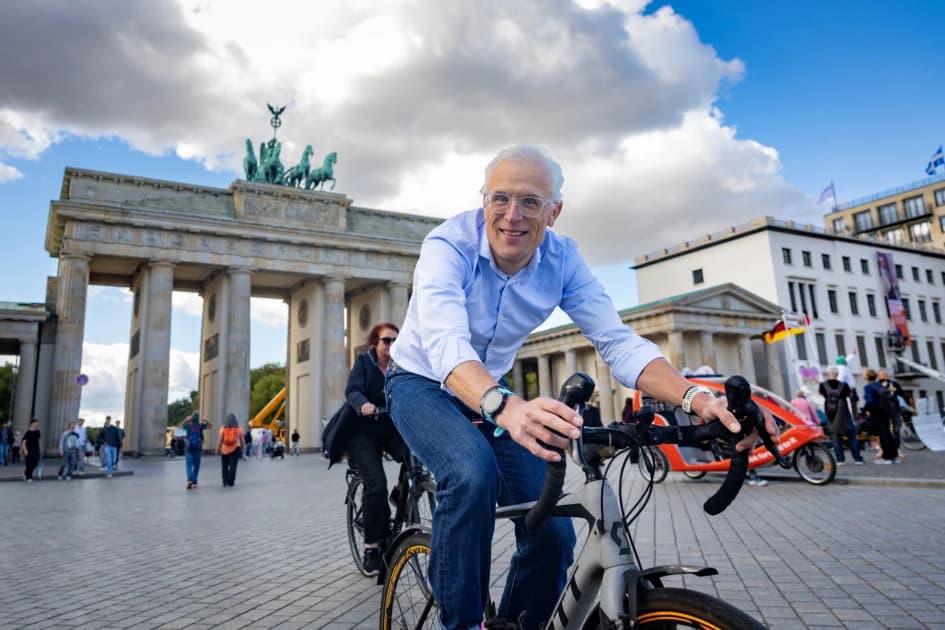 'Bottle Claus': Kipchoge's 'hero' helping runners chase Berlin marathon glory