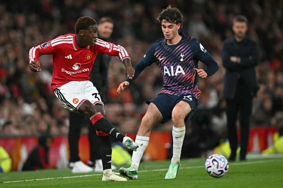 Spurs rescue draw at Man Utd, Arsenal survive Leeds scare