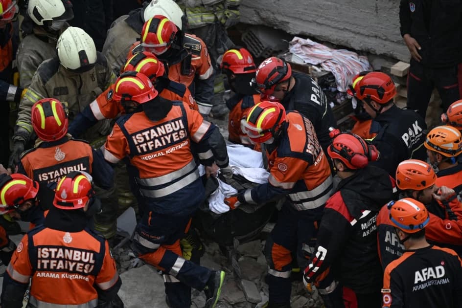 Five dead as bottom of Istanbul building crumbles