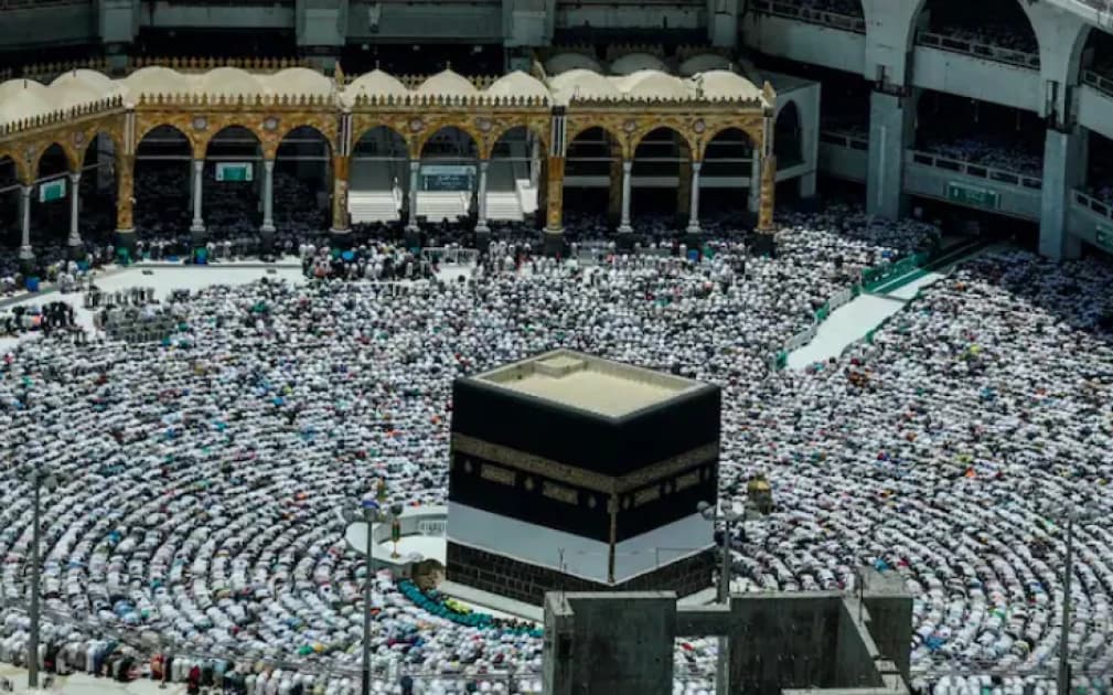 Saudi Arabia accuses Houthis of targeting Mecca, warns of 'red line'