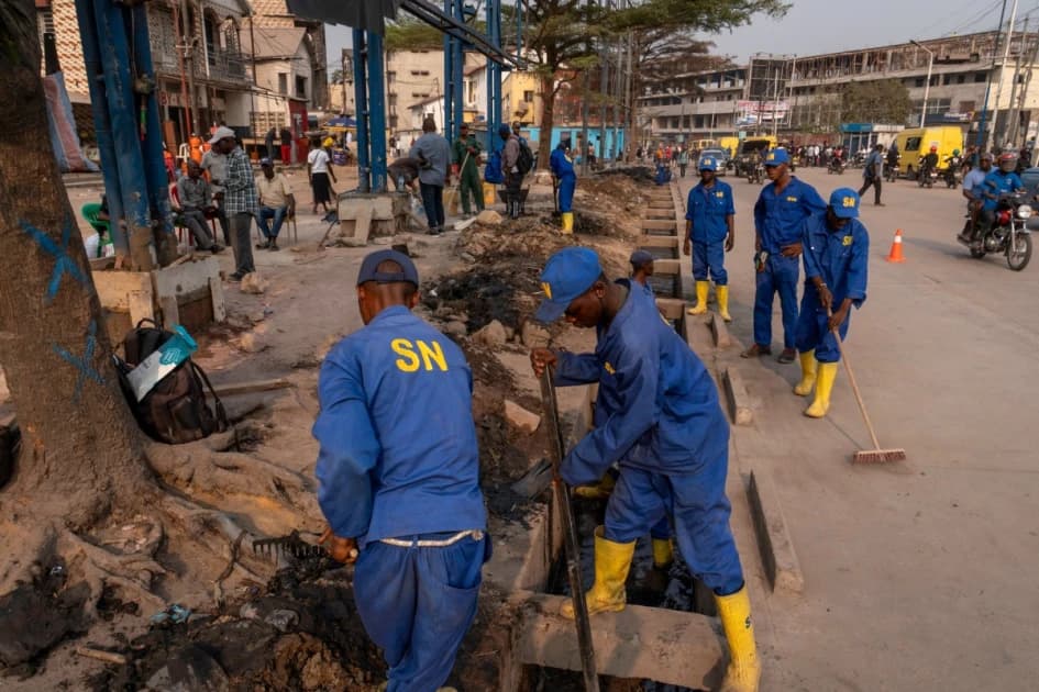 In DR Congo streets, ex-hoods get tough on litter and locals
