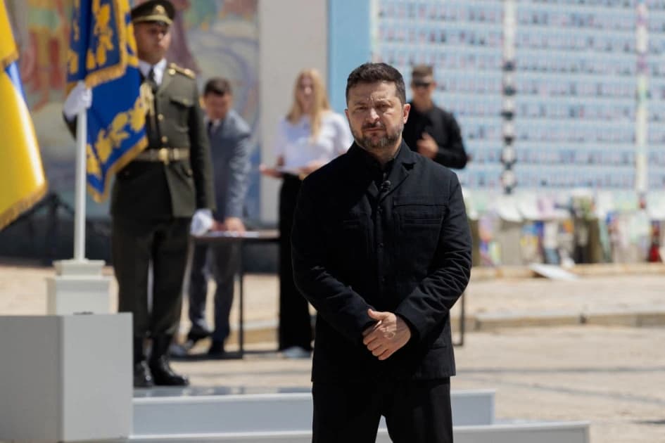 Ukraine launches offensive against Russia near key town: army