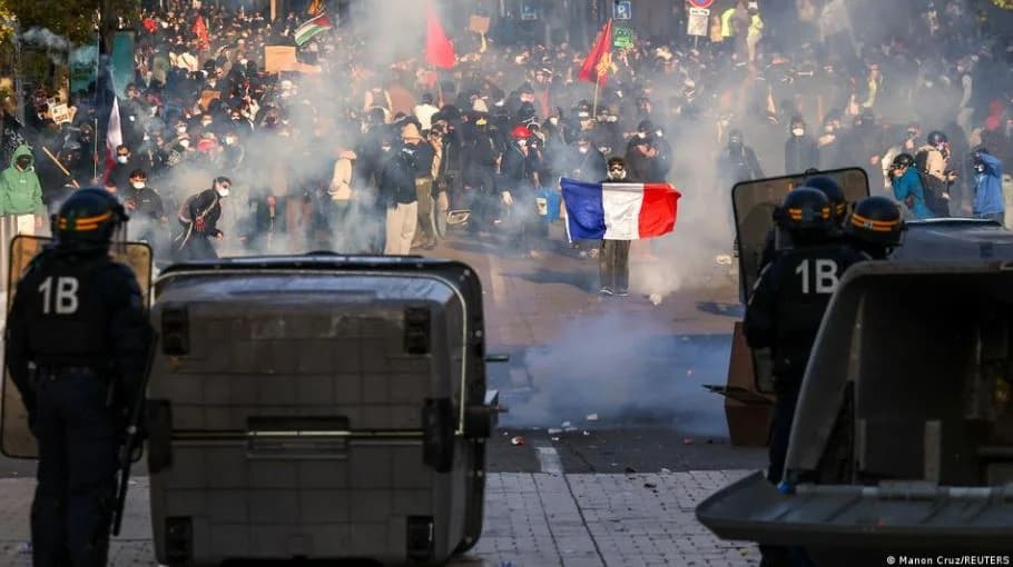 More than 400,000 protest across France as demonstrations go nationwide