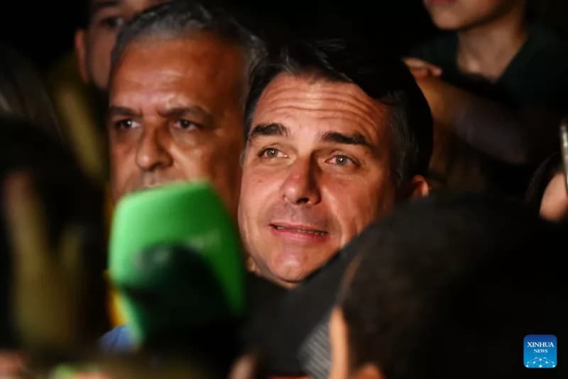 Flávio Bolsonaro's passports cancelled after he fails to surrender them