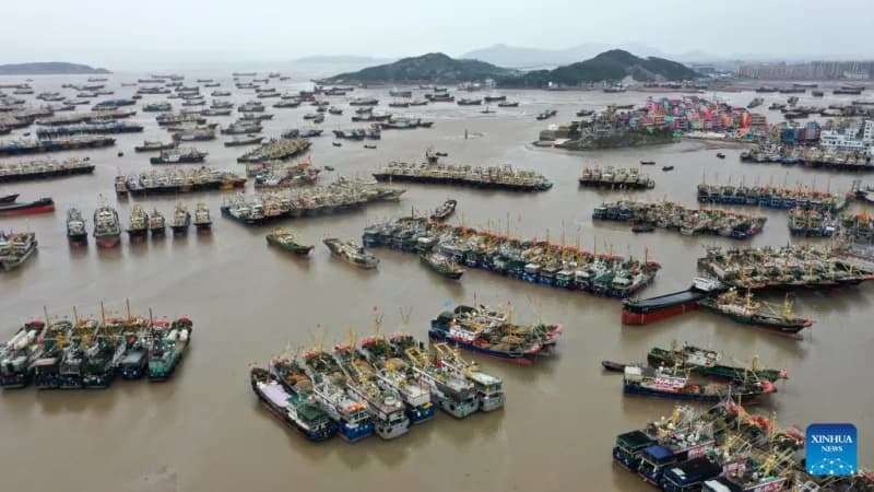 Hundreds of flights cancelled as Typhoon Champi shuts Taiwan