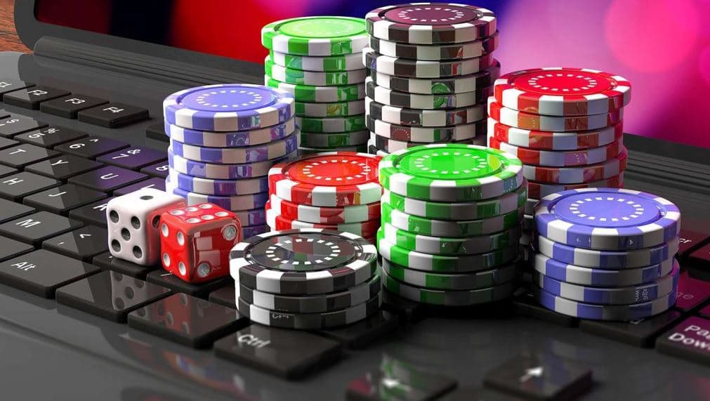 How Do Online Casinos Work in Contrast With Traditional Casinos