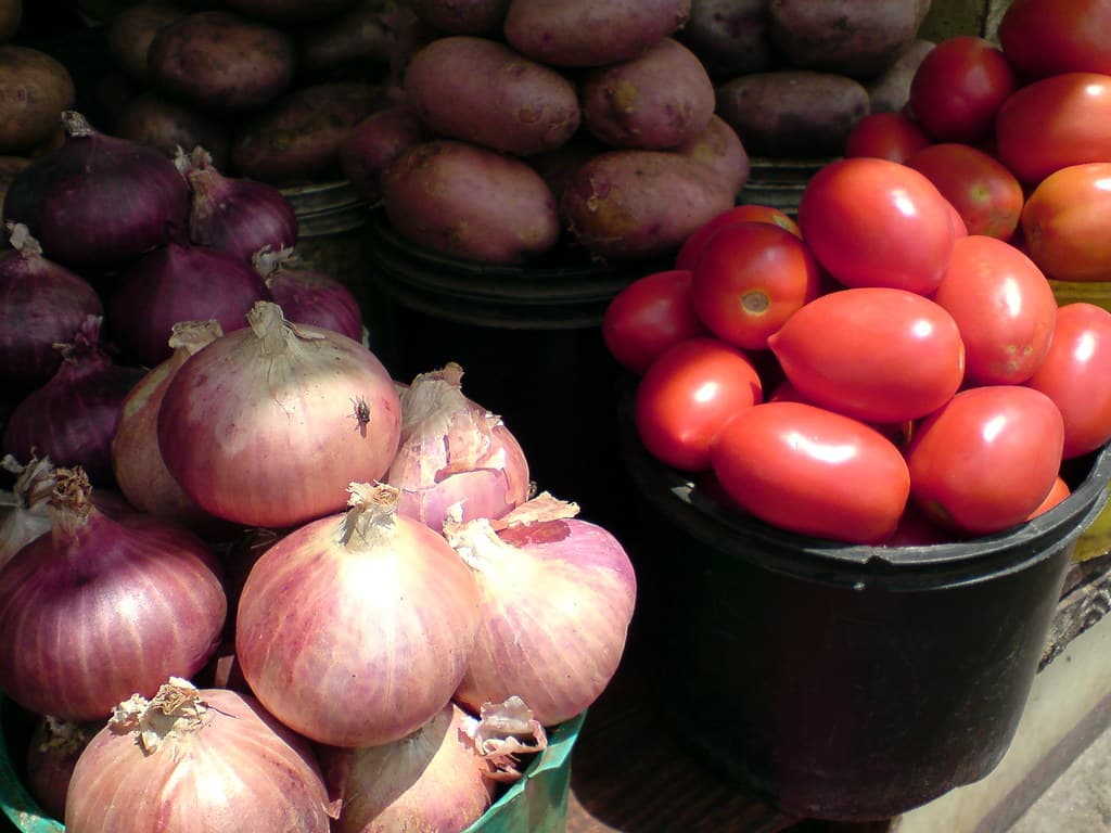 Increased rainfall could lead to onion & tomato panic sales