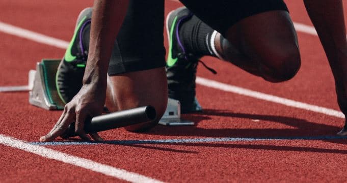 Comment la technique de départ en athlétisme influence le résultat du sprint