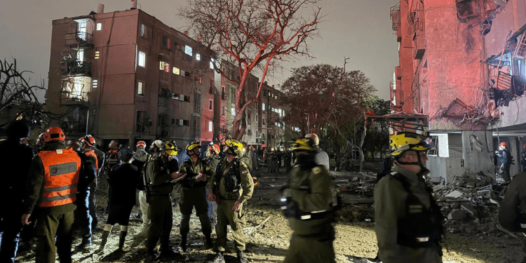 Iran Launches Simultaneous Targeted Strikes Against Israel Amid 48‑hour Ultimatum