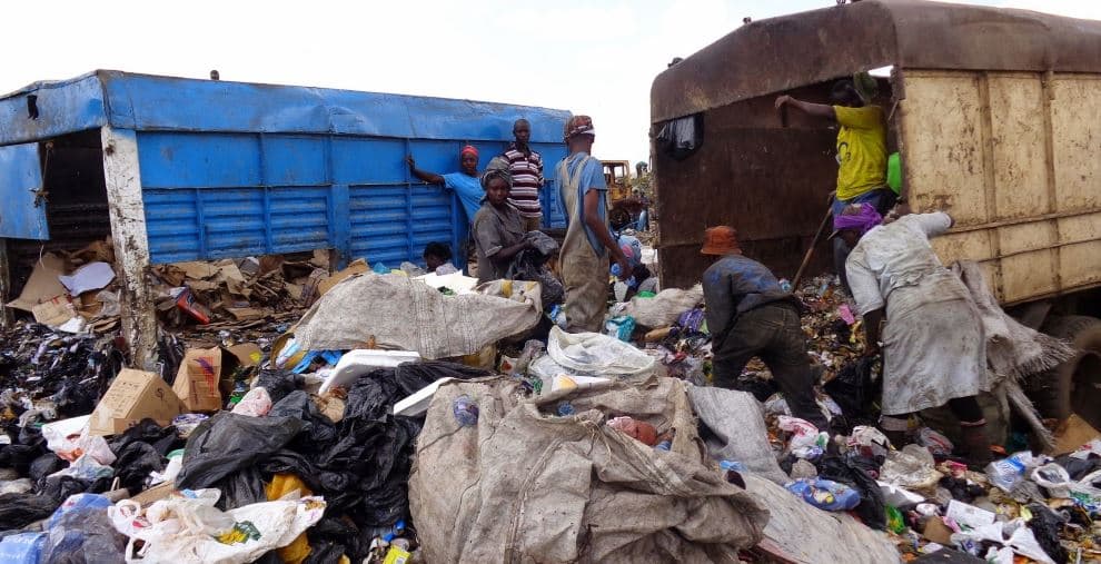 Government Orders Waste Transporters to Label Vehicles and Prevent Spills