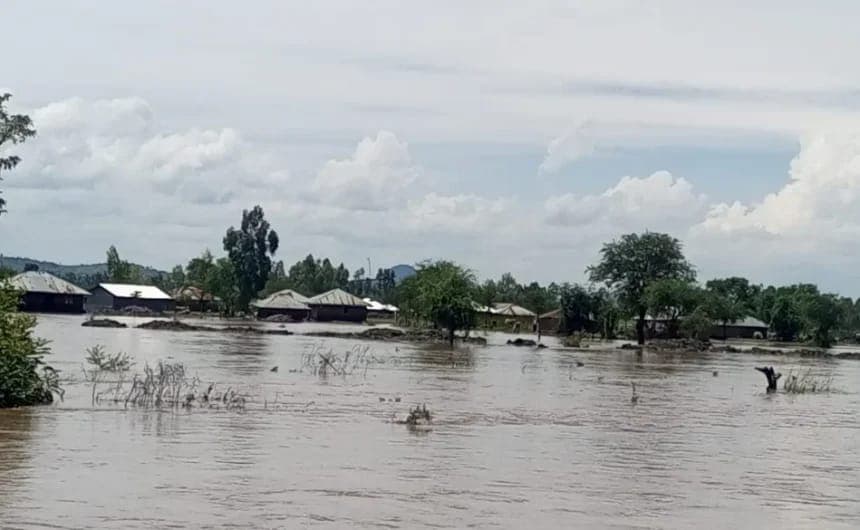 Kisumu: Motorists urged to exercise caution after River Nyando bursts its banks