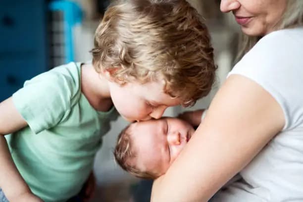 How to Introduce a Child to a New Baby