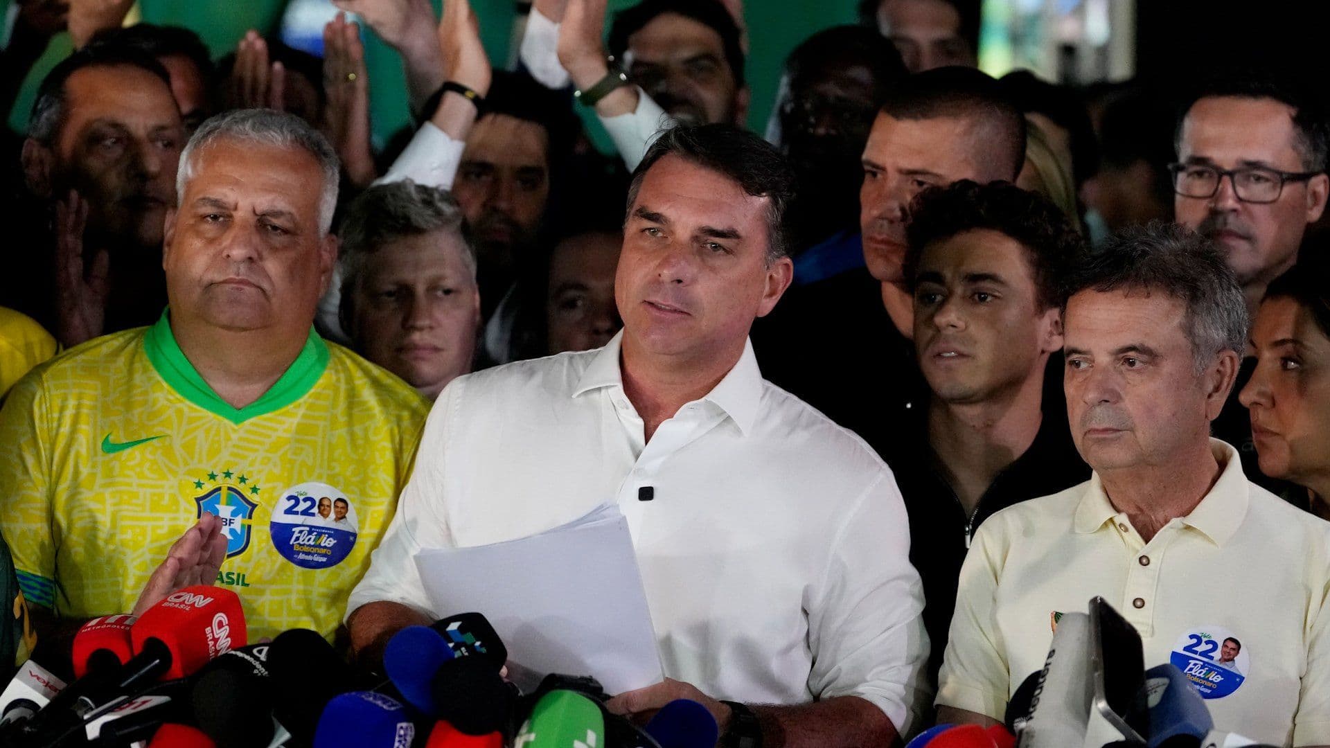 Defeated presidential candidate Flávio Bolsonaro arrives in US after Brazil cancels his passports