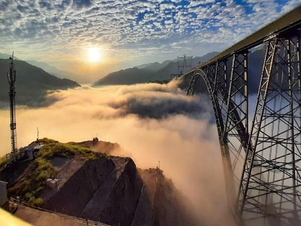 World’s Highest Railway Bridge Achieves New Heights