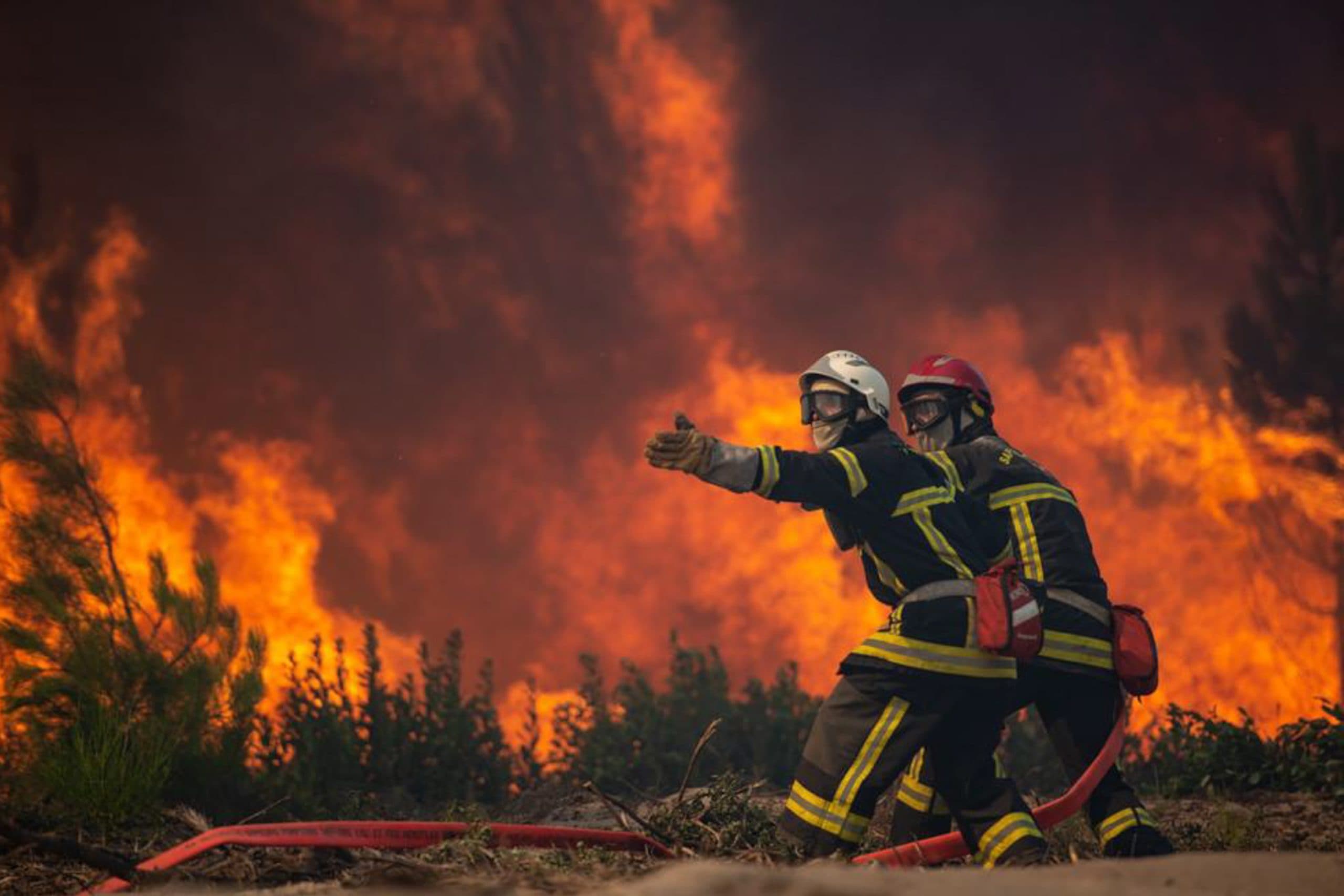 More than 300,000 flee wildfires in France and Spain