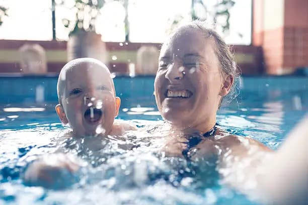 How to Introduce Children to a Pool