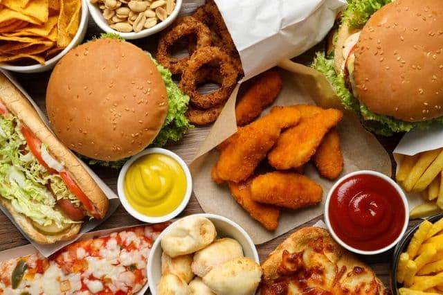 7 Types Of Food You Should Avoid Eating On A First Date