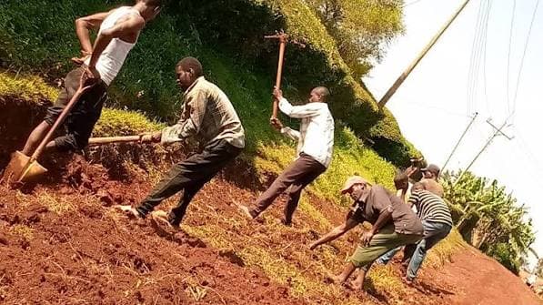 Shame as villagers repair roads in Nyaribari Masaba