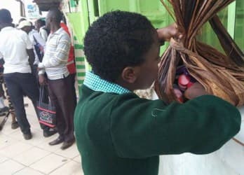 Kenyan student makes bag from Banana barks & leaves