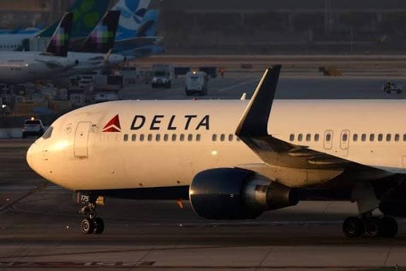 Delta plane hit by firework while landing in Chicago