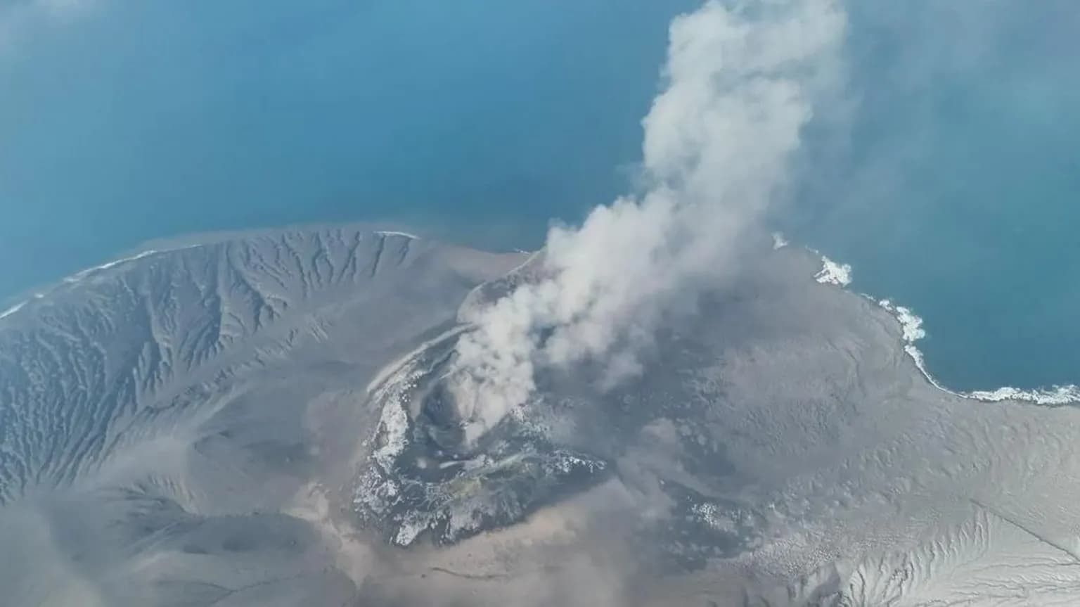 Volcano eruption triggers flight suspensions at Indonesia’s main airport