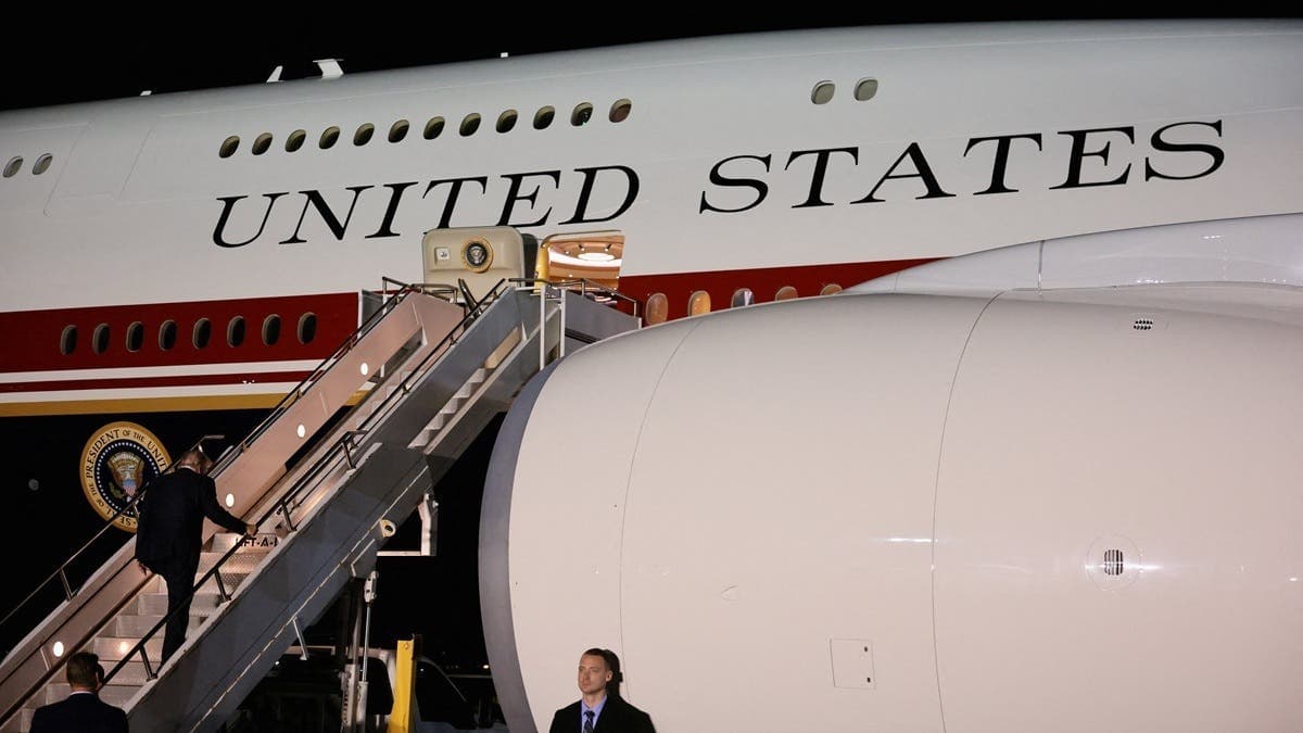 Trump swaps planes during flying visit to the UK
