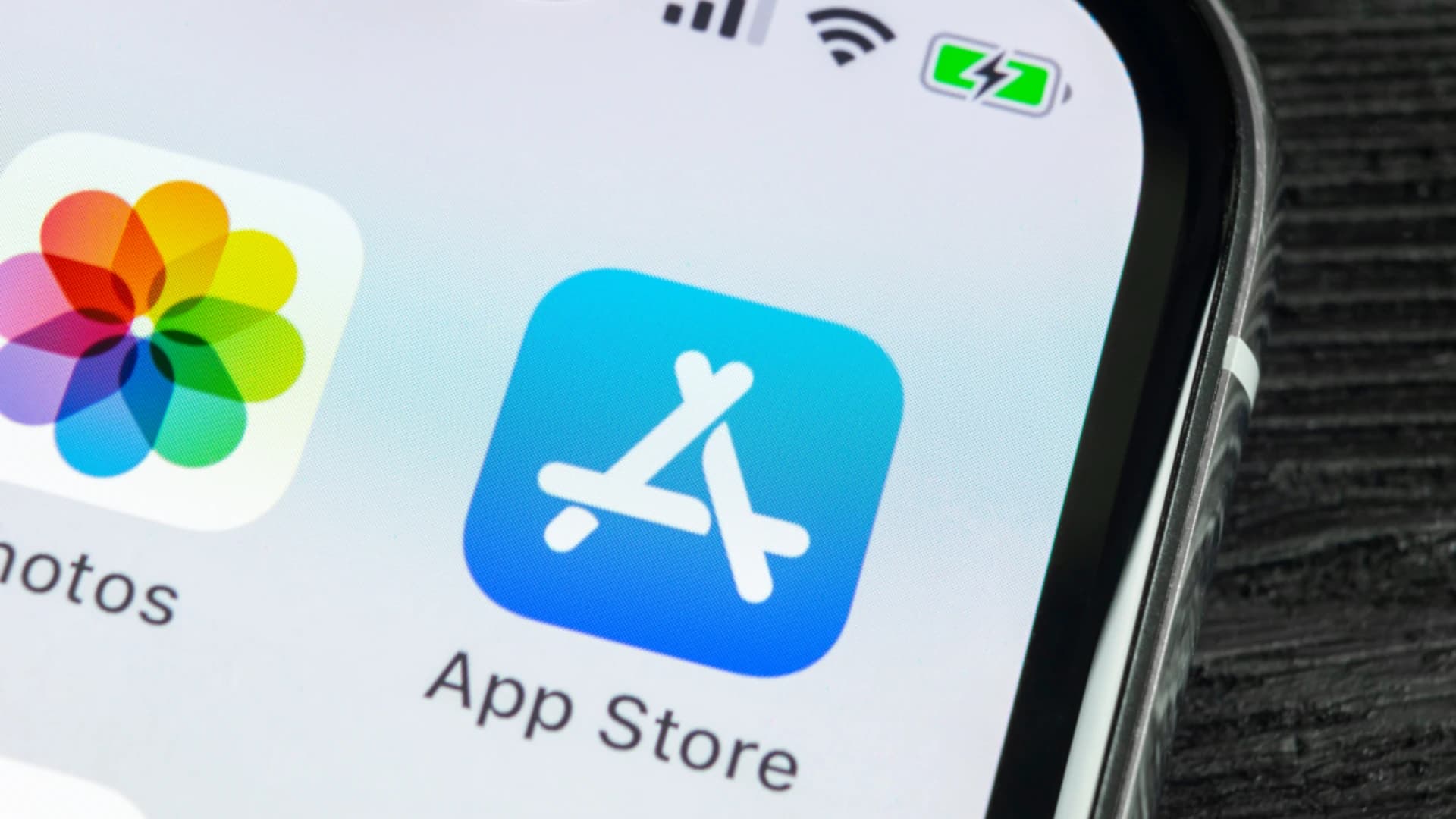 Apple Finally Cuts App Fees With Mini Apps, but There’s a Catch