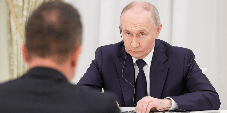 Putin Defies Britain After Sending Warship to Escort Sanctioned Tankers