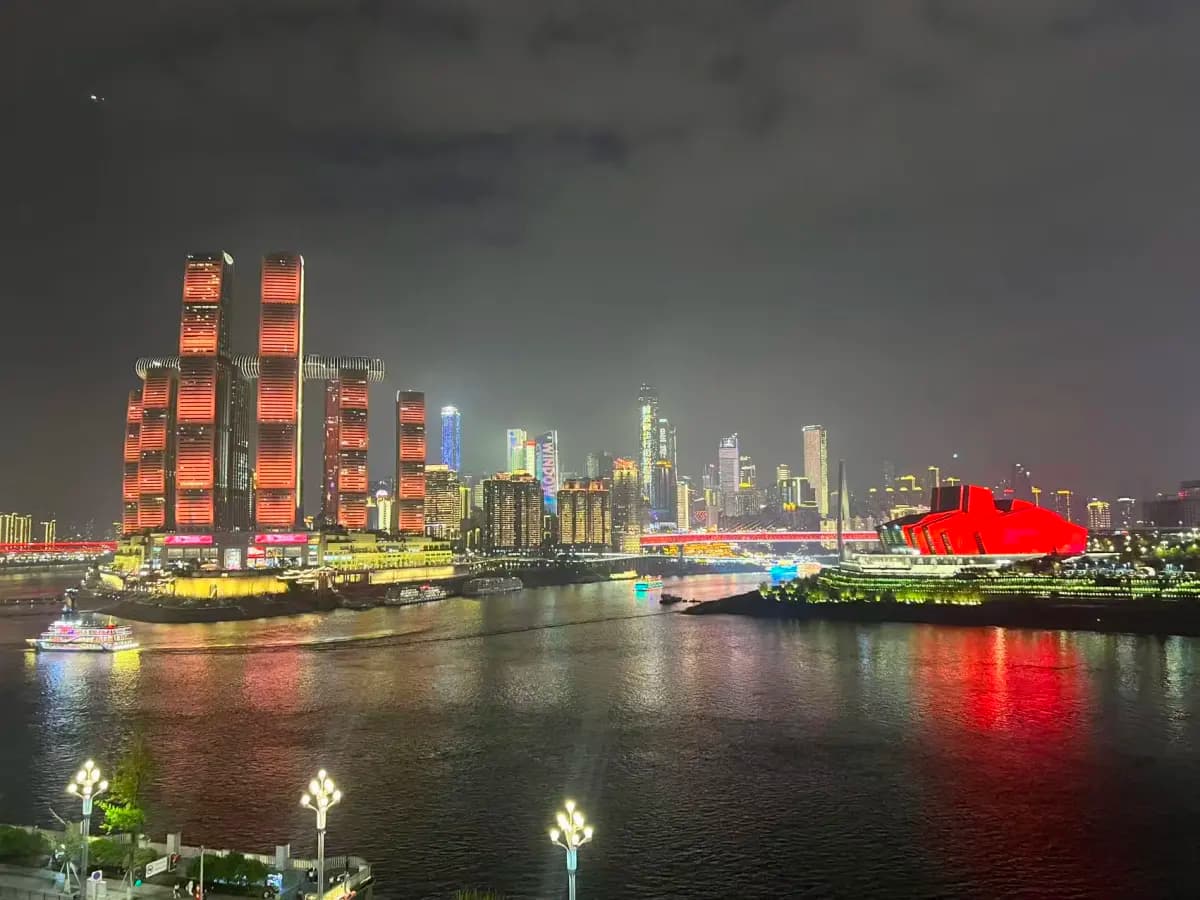 974,000+ Visitors: China’s Chongqing night cruise boom!