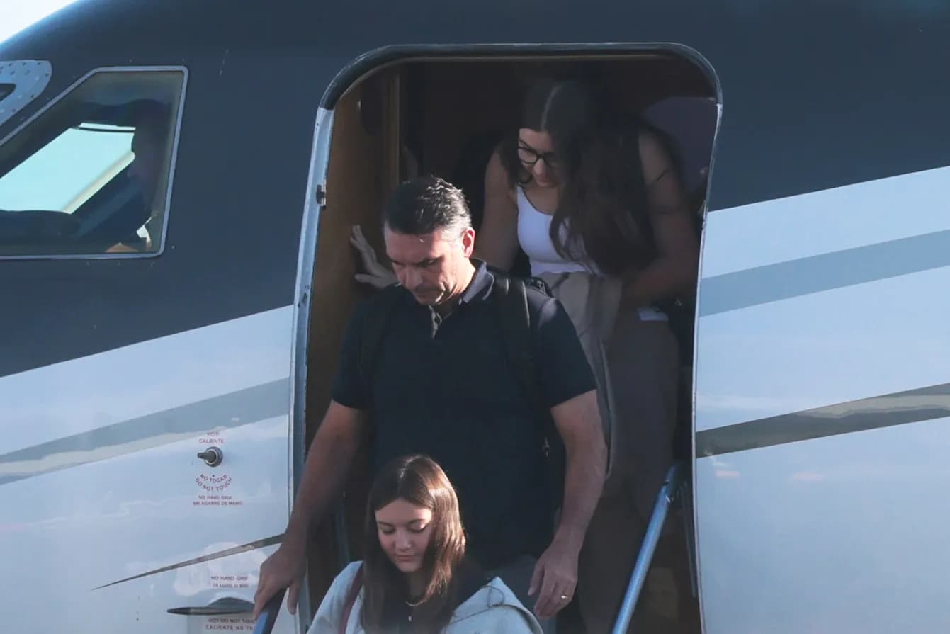 Flávio Bolsonaro denies fleeing Brazil after landing in Miami