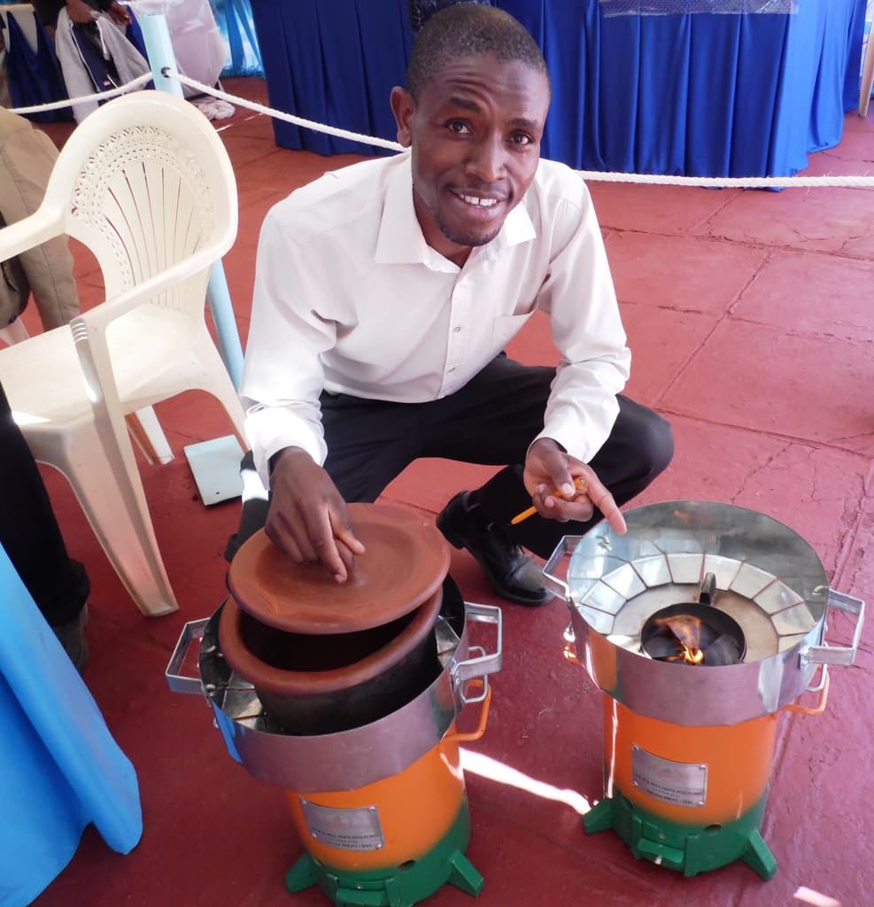 Stove turns killer gas to cooking energy and charcoal from waste