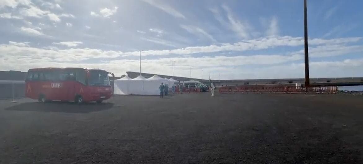 Passengers leave hantavirus-hit cruise ship in Tenerife