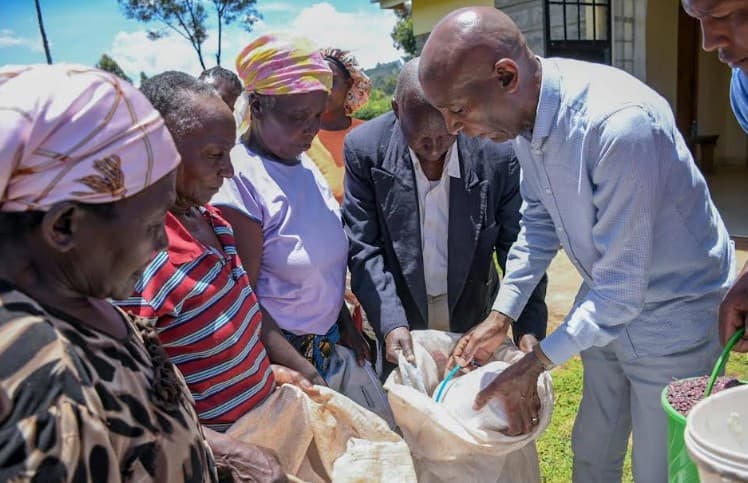 Vulnerable families in Limuru receive relief food