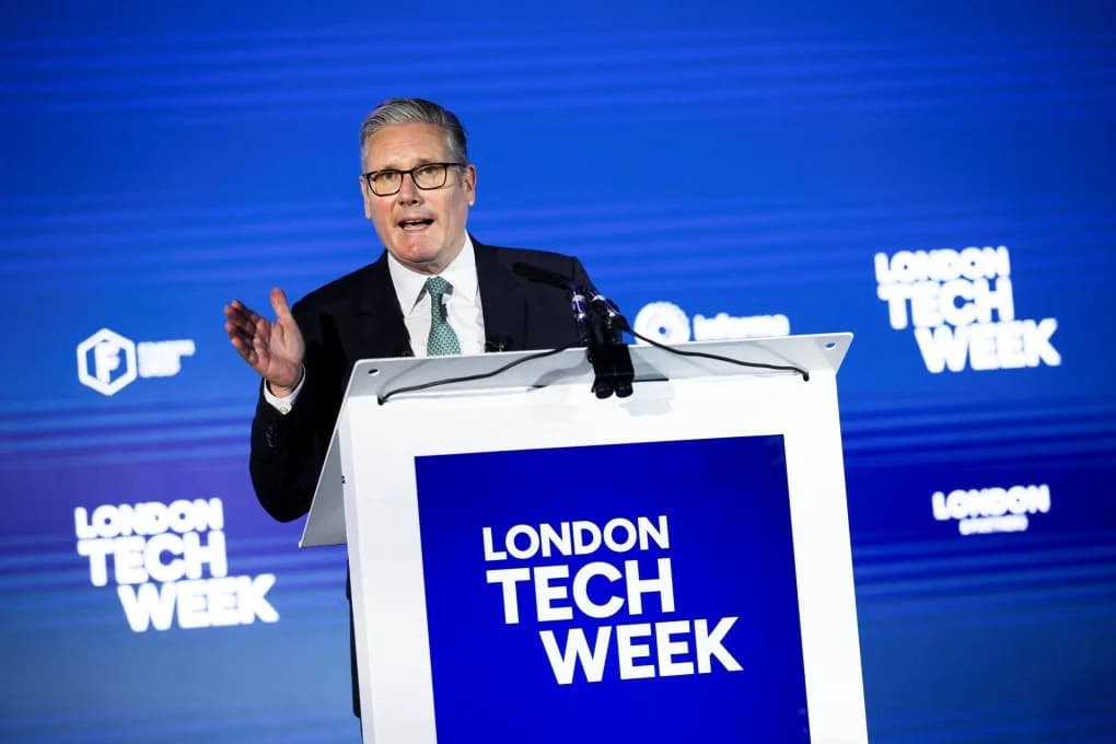 Starmer tells Apple and Google to ban nude images on children’s phones