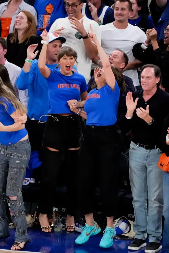 Taylor Swift Joins Courtside Celebrations as Knicks Stun Spurs in Historic Game 4 Comeback