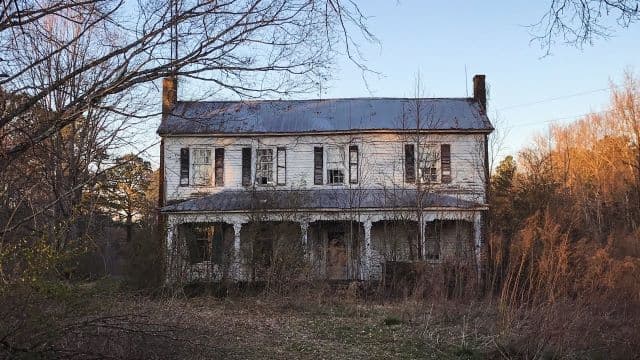 6 Red Flags You Should Look For When Buying An Older Home