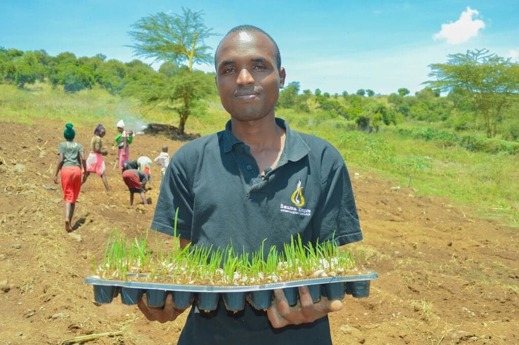 Former hawker helps farmers rake in garlic millions