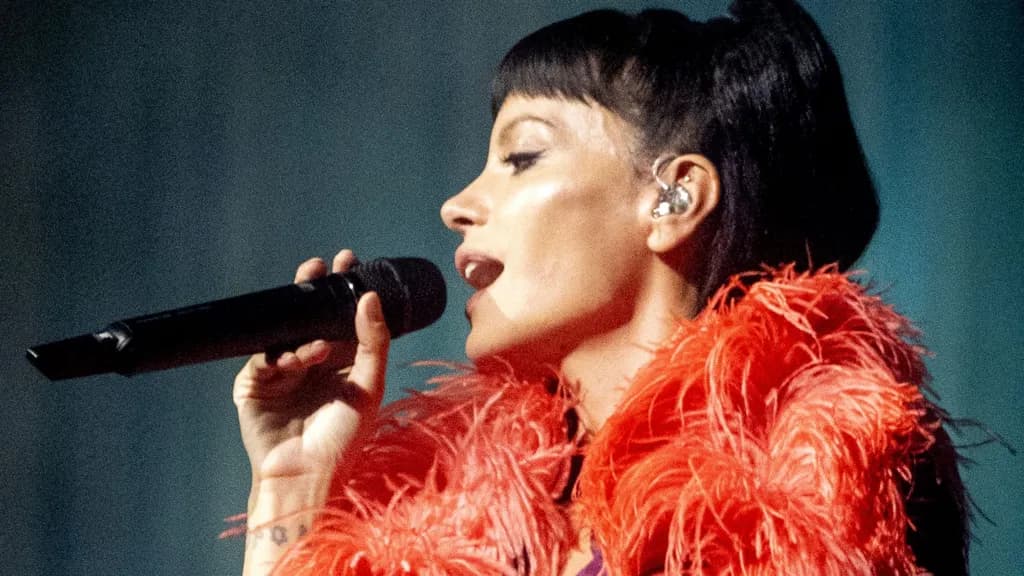 Lily Allen defends tour after some fans criticise show length