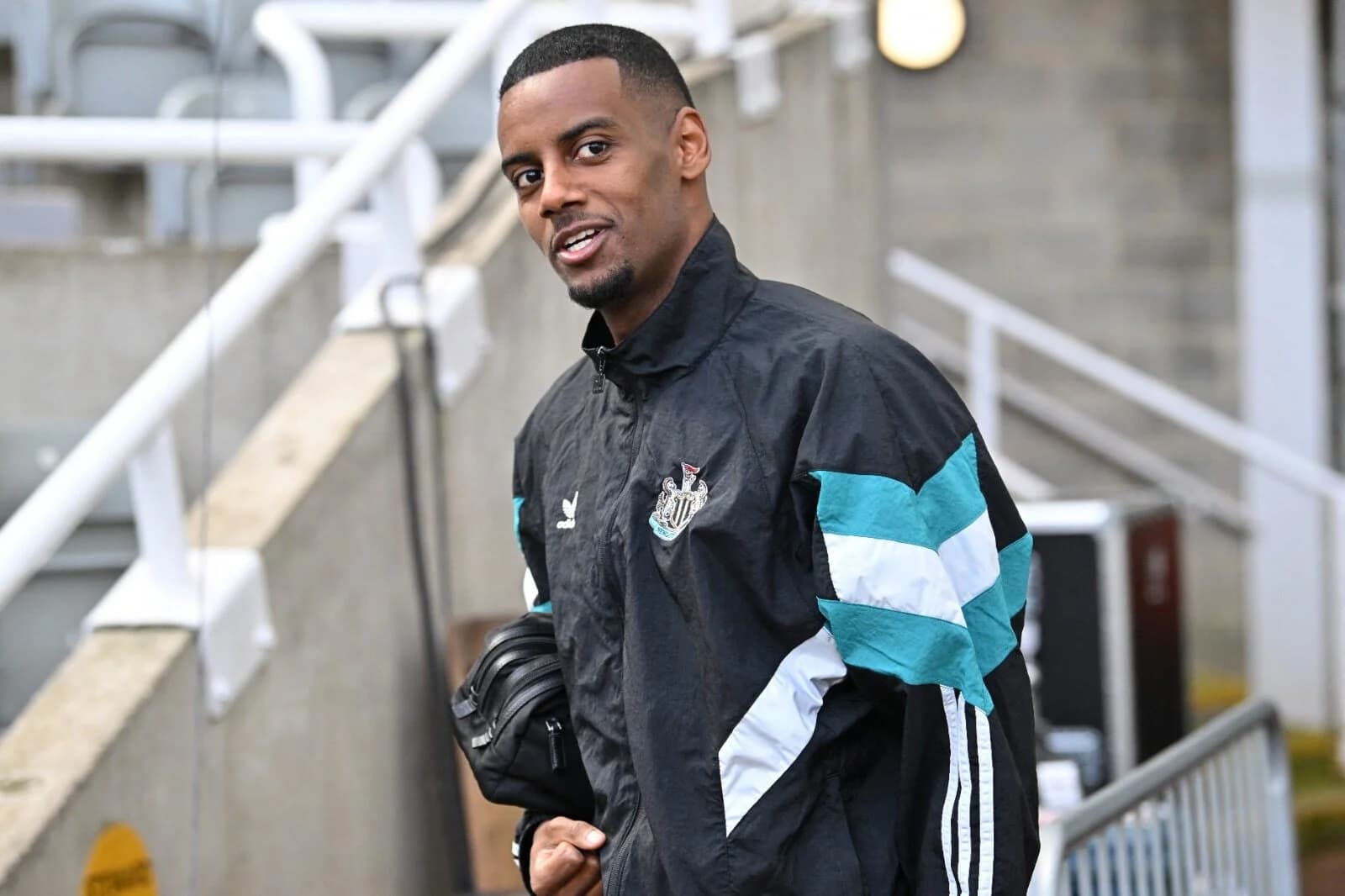 Liverpool’s Record £125M Isak Deal Fuels Premier League Spending Spree