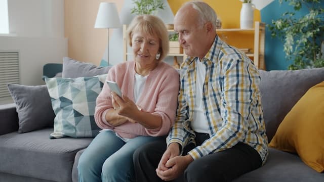 How Simple Smartphones Are Helping Seniors Stay Connected in a Digital World