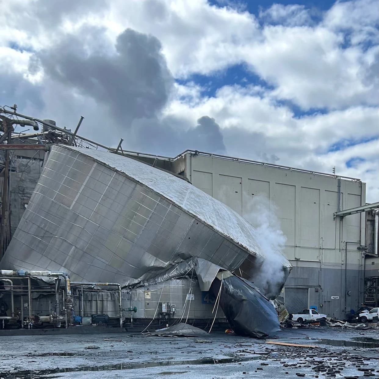 One killed and others missing after chemical explosion at US paper mill
