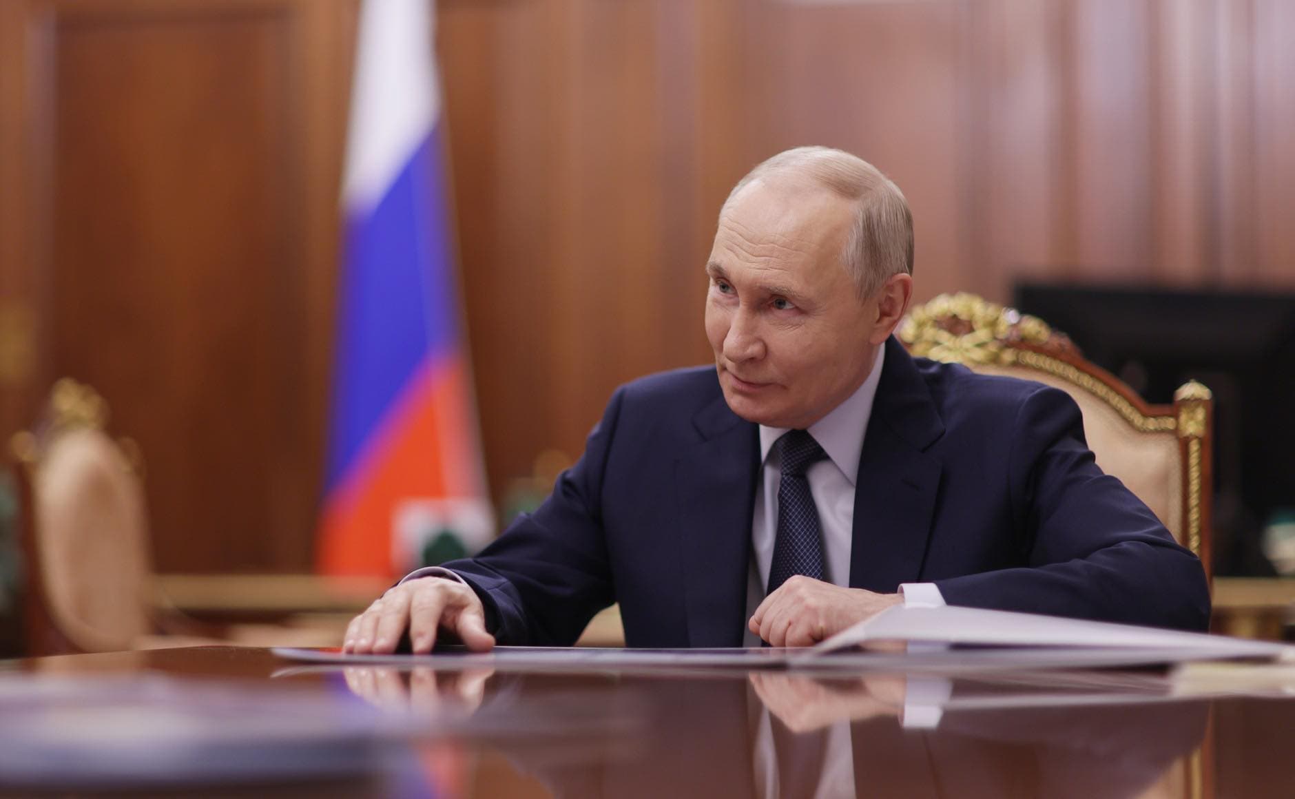 Putin calls for building nuclear-weapon-free world