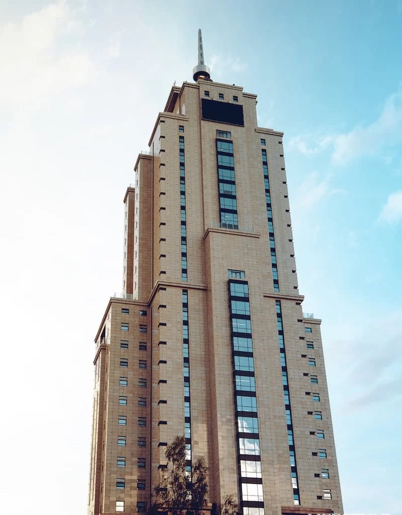 Setback for Tycoon Fighting for Bigger Share of Prime City Building