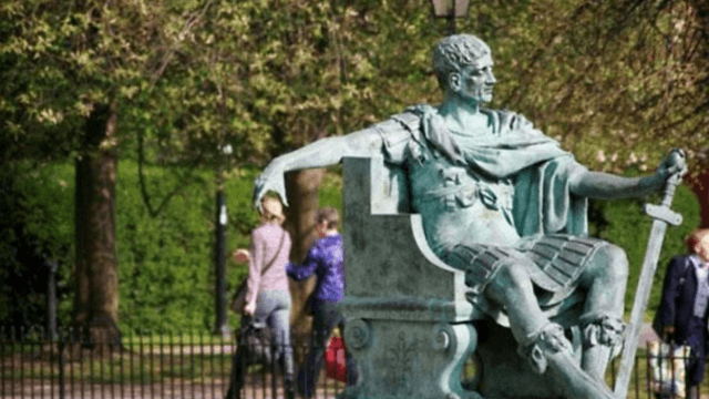 25 Times People Took Statue Poses To A Level Of Creative Genius